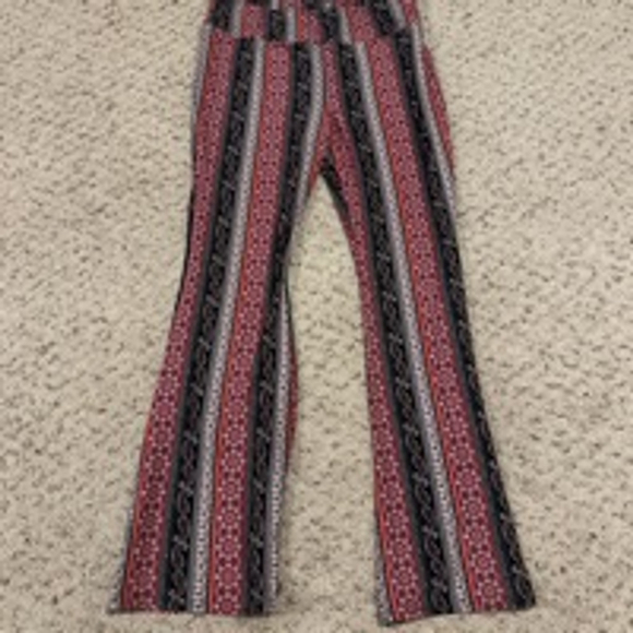 Women No Boundaries Pants XXL Red Black Patterned Flare Leggings - Picture 1 of 6